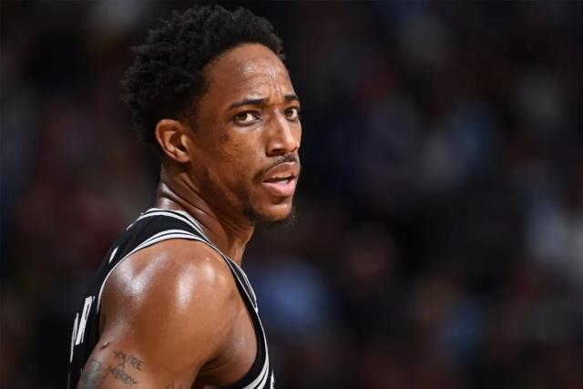 伊布社交媒体秀冠军数量 15个赛季拿13个联赛冠军